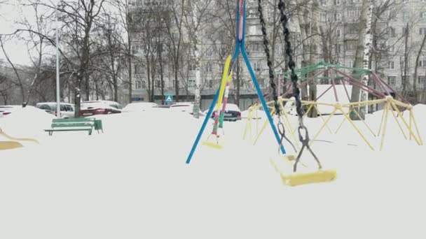 Порожній Гойдалці Зимовий Час Снігом — стокове відео