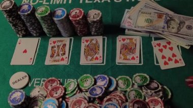 Maç sırasında poker masası. Kumarhanede çipler, kartlar ve zarlar masanın üzerinde..
