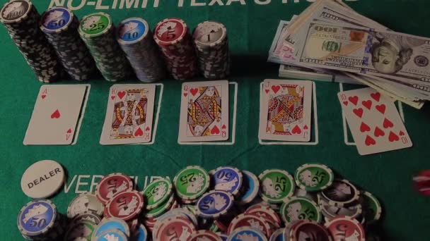 Poker Tafel Tijdens Een Wedstrijd Chips Kaarten Dobbelstenen Tafel Het — Stockvideo