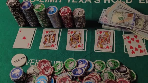 ゲーム中のポーカーテーブル カジノのテーブルの上のチップ カード デバイス — ストック動画