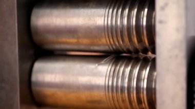 Kuyumcu Demirhanesi, kuyumcu atölyesindeki işyerinde gümüş telle takılıyor..