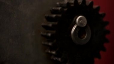 Metal dişlilerle dönen mekanizma eylemde kapanır.