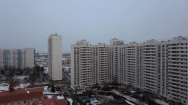 Yüzen bulutlu eski çok katlı evler. Zaman ayarlı hareketlilik.