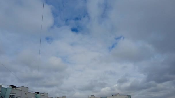 Lapso Tempo Nuvens Flutuantes Sobre Painel Casas Antigas Multistoried — Vídeo de Stock