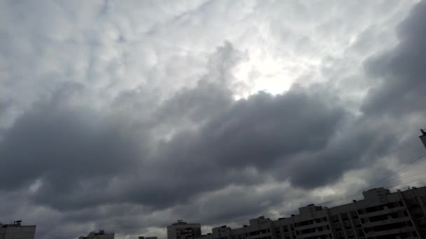 Lapso Tiempo Nubes Flotantes Sobre Panel Viejas Casas Varios Pisos — Vídeos de Stock