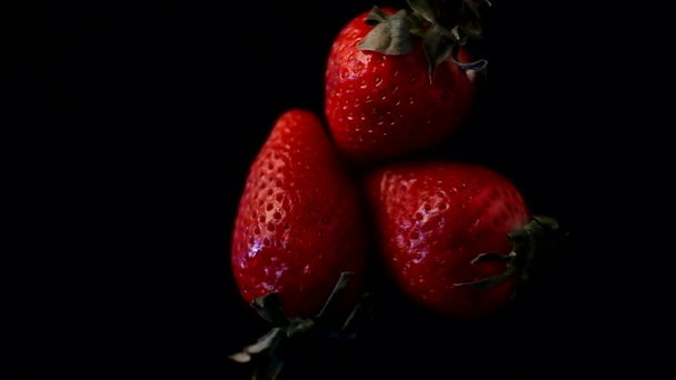 Süße Reife Erdbeeren Rotieren Auf Dunklem Hintergrund — Stockvideo