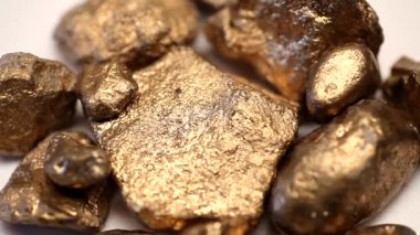 Altın külçeler beyaz arka plan 4K üzerinde dönüyor