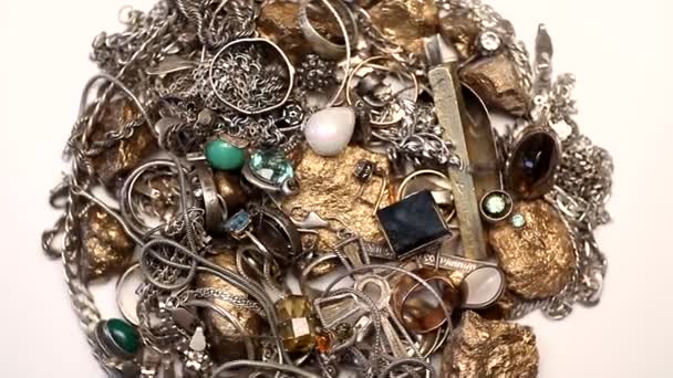 Haufen Silber Und Goldschmuck Mit Juwelen Die Auf Weißem Hintergrund — Stockvideo