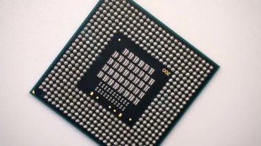Merkezi işlemci birimi CPU mikroçip işlemcisi beyaz arka plan 4K üzerinde dönüyor