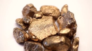 Altın külçeler beyaz arka plan 4K üzerinde dönüyor