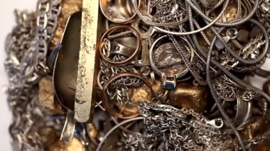 4K 'lık gümüş ve altın yığını.