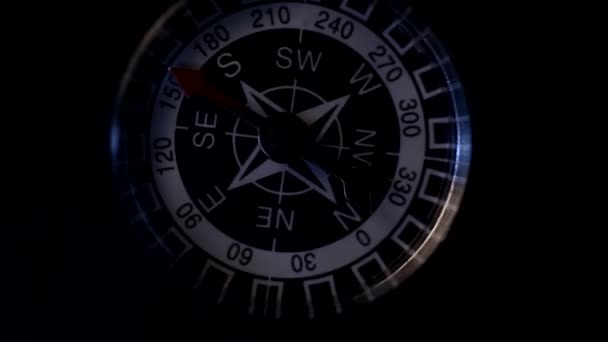 Kompas Berputar Pada Background Gelap — Stok Video