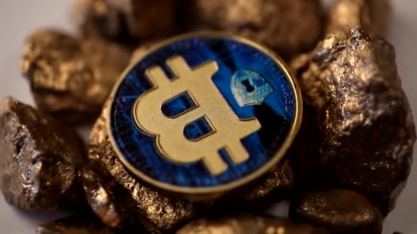 Bitcoin Och Golden Nuggets Roterar Vit Bakgrund — Stockvideo