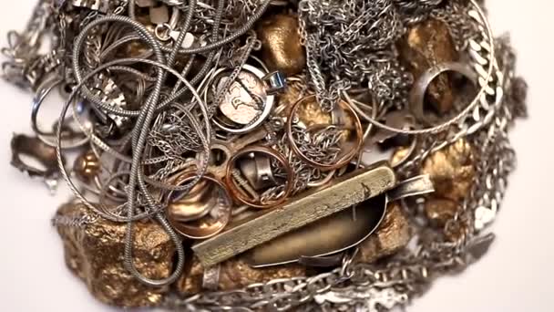 Högen Med Silver Och Guld Smycken Roterande — Stockvideo