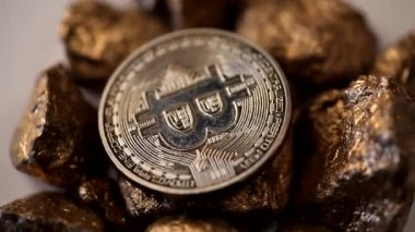 Bitcoin ve Golden nuggets beyaz arka plan 4K üzerinde dönüyor
