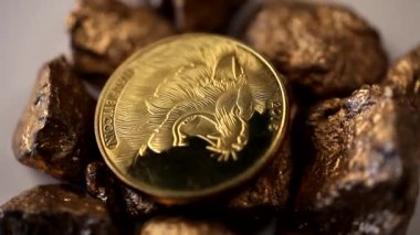 Altın Yarım Bitcoin ve Altın külçeler beyaz arka planda dönüyor 4K