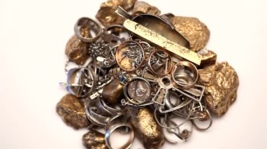 4K 'lık mücevherleri olan gümüş ve altın yığını.