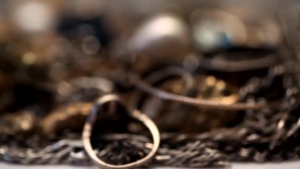 Lık Mücevherleri Olan Gümüş Altın Yığını — Stok video