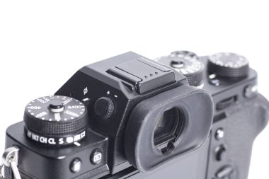 Aynasız dijital kamera beyaz arkaplanda izole edildi.