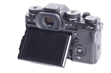 Aynasız dijital kamera beyaz arkaplanda izole edildi.