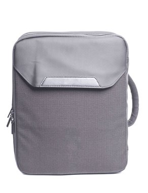 Siyah ekipman çantası beyaz arkaplanda izole edildi.