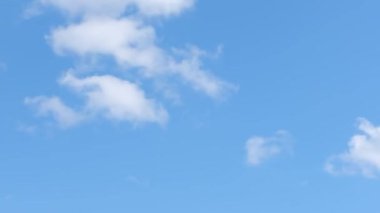 Yüzen bulutların zaman akışı.