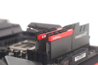 Moskova, Rusya 07 Nisan 2021 Yüksek performanslı DDR4 bilgisayar belleği ana kartta G.Skill Trident Z