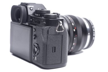 Aynasız dijital kamera beyaz arkaplanda izole edildi.