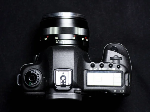 Siyah Arkaplanda Dslr Kamera Üst Görünümü — Stok fotoğraf
