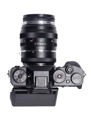 Aynasız dijital kamera beyaz arkaplanda izole edilmiş.