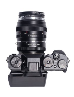 Moskova, Rusya 10 Nisan 2021 Fujifilm X-T3 Kamera lensli Carl Zeiss ve Fringer EF-FX Pro II Adapter