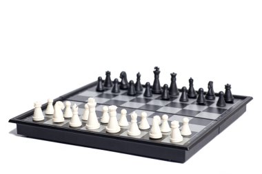 Beyaz arkaplanda satranç tahtasında satranç