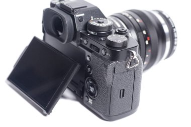 Aynasız dijital kamera beyaz arkaplanda izole edildi.