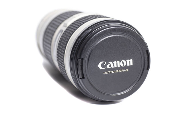 Москва, Россия 18 апреля 2021 Canon EF 70-200mm f 4L объектив фотокамеры изолирован на белом фоне.