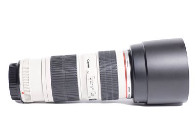 Moskova, Rusya 22 Nisan 2021 Canon EF 70-200 mm f 4L fotoğraf objektifi beyaz arkaplanda izole edildi.