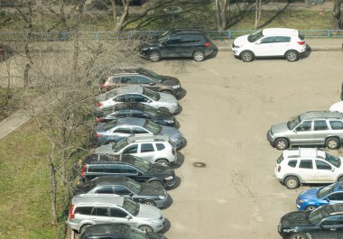 Arabalar cadde manzarasına park edilmiş..