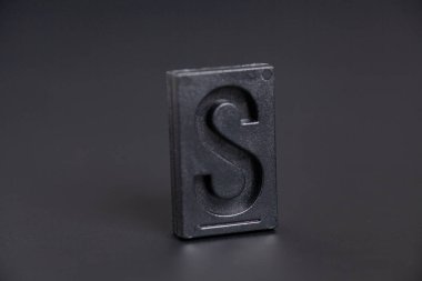 Siyah arkaplanda Harf Basını S.