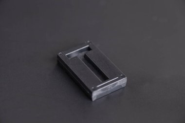 Siyah arkaplandaki Harf Tuşuna bas.