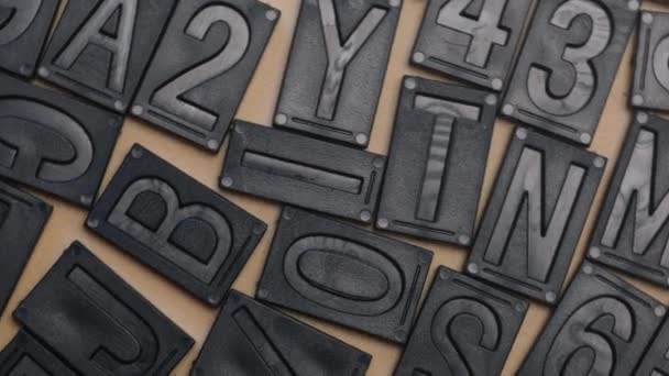 Alfabeto Tipográfico Números Que Giran Sobre Fondo Amarillo — Vídeo de stock