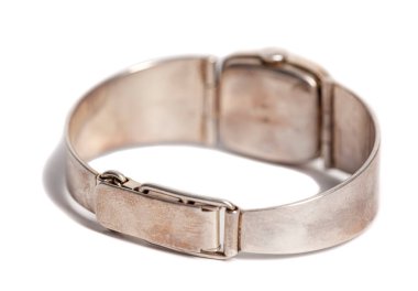 Beyaz arka planda izole edilmiş gümüş kadın kol saati.