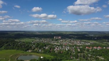 Köyün, gölün ve kırsaldaki ormanların insansız hava aracı görüntüsü..