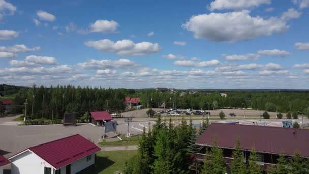 Luchtfoto Van Hotel Complex Ski Club Het Platteland Zomer — Stockvideo