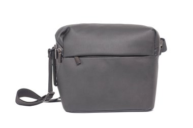 Beyaz zemin üzerinde izole edilmiş kuadkopter drone hava kamerasından çanta.