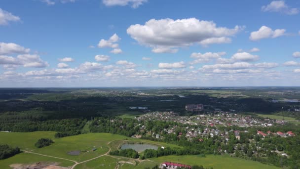 Vista Aérea Drones Pueblo Lago Bosques Campo — Vídeos de Stock