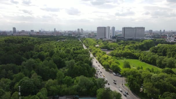 Letecký pohled na silnici s jedoucími vozy v Moskvě City — Stock video