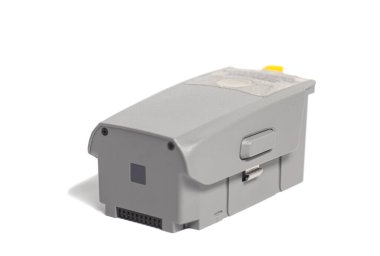 Beyaz zemin üzerinde izole edilmiş kuadkopter drone hava kamerasının akümülatör bataryası.