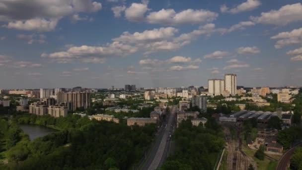 Vista aerea della città di Mosca con vista ferroviaria — Video Stock