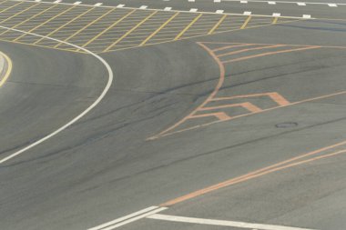 Yüzey yolunda yol işaretleri ve trafik sembolleri.
