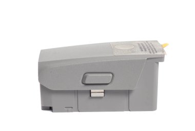 Beyaz zemin üzerinde izole edilmiş kuadkopter drone hava kamerasının akümülatör bataryası.