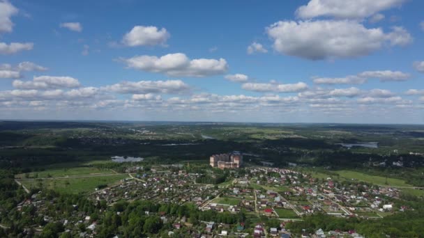 Vista aérea do drone da aldeia, lago e florestas na zona rural da região de Moscovo Aldeia de Shukolovo — Vídeo de Stock